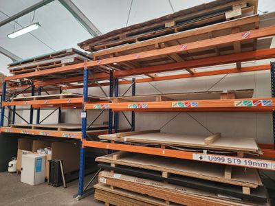 de nombreuses étagères composées de différents types de bois