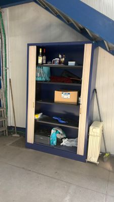 une photo d'un espace de rangement dans un garage