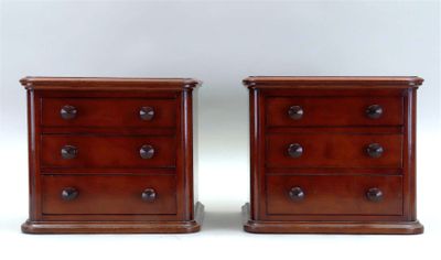 paire de tables de chevet en acajou avec tiroirs
