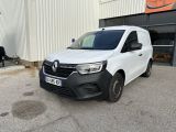 la camionnette blanche est garée devant un bâtiment