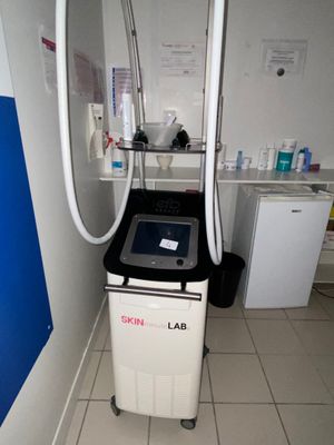 une machine qui se trouve dans le coin d'une pièce
