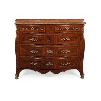 une commode ancienne avec un plateau en marbre