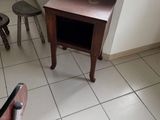 une petite table et une chaise dans un coin de la pièce