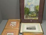 trois photos encadrées représentant des fleurs et des plantes, exposées dans une pièce