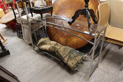 une table en verre sur laquelle repose un gros objet, au milieu d'une pièce