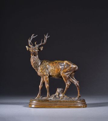 une statue en bronze représentant un cerf et un faon