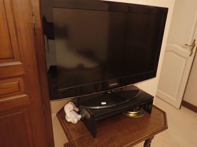 une télévision à écran plat posée sur une table en bois