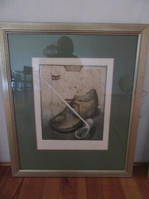 une photo d'une photo encadrée représentant une paire de chaussures