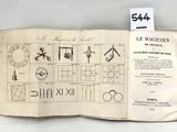 un vieux livre dont la couverture est ornée d'un dessin représentant une horloge