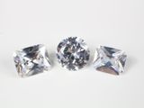 trois diamants de tailles différentes sur un fond blanc