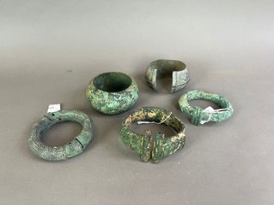 plusieurs pièces de poterie verte posées sur une table