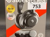 La boîte du casque SteelSeries est ouverte et le casque est prêt à l'emploi.