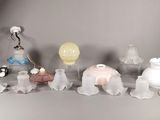 un grand nombre d'objets en verre posés sur une table