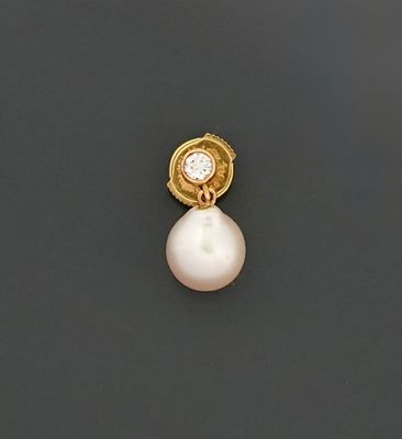 Un pendant d'oreille orphelin en or jaune 18k 750 millièmes …