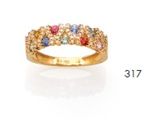 une photo d'une bague en or jaune sertie de pierres multicolores