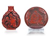 deux vases rouges ornés de sculptures, placés l'un à côté de l'autre
