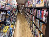 une longue allée de jouets et de jeux dans un magasin