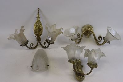 trois appliques anciennes en laiton et verre dépoli et une applique murale