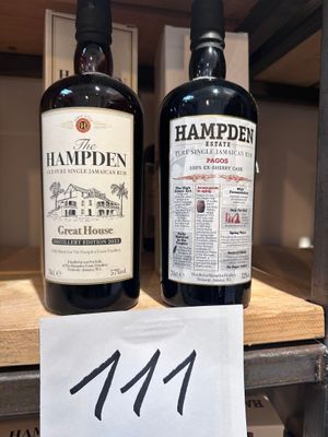Deux bouteilles de Hampden sont posées sur une étagère dans un magasin.