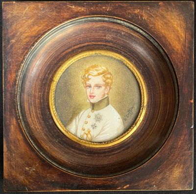 portrait d'une femme en robe blanche dans un cadre en bois