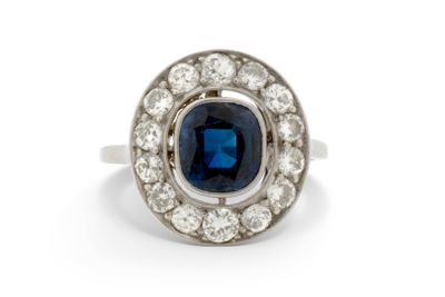 Bague ovale en saphir et diamants