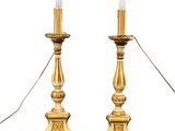 une paire de bougeoirs anciens en laiton surmontés de bougies