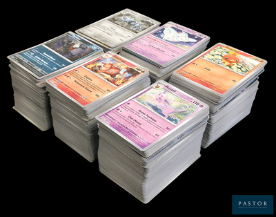 beaucoup de cartes empilées les unes sur les autres