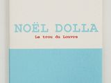 un cahier blanc et bleu sur lequel est inscrit « noel dolla »