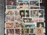 une photo d'une collection de timbres sur une table