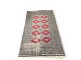 un tapis gris et rouge sur fond blanc