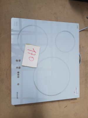 une photo d'une plaque de cuisson en verre sur laquelle est épinglée une note