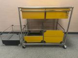 un chariot en métal muni de deux tiroirs jaunes