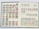 un livre ouvert sur lequel figurent une illustration de timbres et des timbres