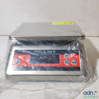 deux manettes Nintendo Wii emballées dans du plastique, empilées l'une sur l'autre