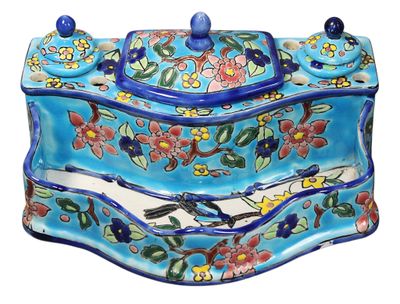 l'image d'une boîte décorative ornée de fleurs