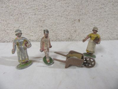 Brouette + Soldat + Deux Paysans Jetant DU Grain Aux P…