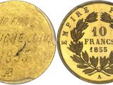 Quatre types différents de pièces d'or sont représentés sur un fond blanc