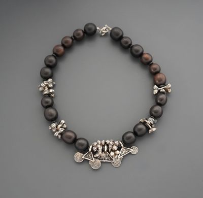 Collier ethnique en métal, orné de billes de bois alterné de…
