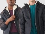 deux personnes debout l'une à côté de l'autre, vêtues d'une veste et d'un pantalon