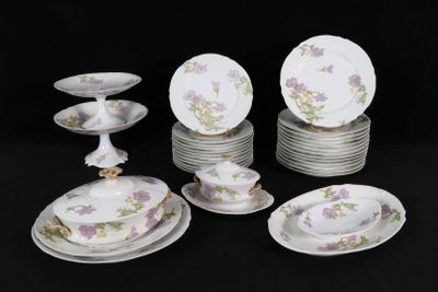 beaucoup d'assiettes et de bols posés sur une table noire