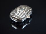 une bague en argent posée sur une surface noire