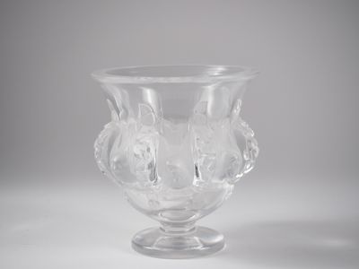 un vase en verre transparent orné d’un motif floral