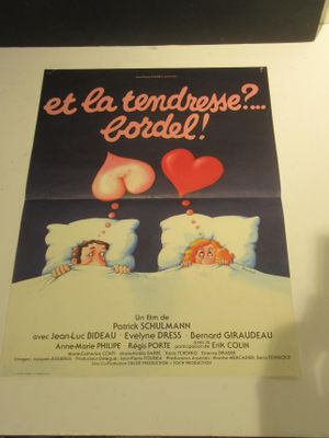 une affiche représentant un couple au lit, avec un cœur au milieu