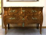 une commode en bois avec un plateau en marbre