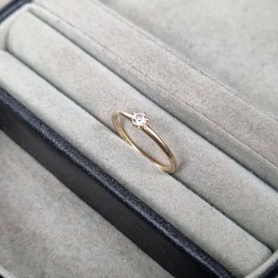 une bague dans une boîte, sertie d'un diamant