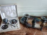 un plateau en argent avec deux bougies en argent, un plateau en argent avec deux bougies en argent, un plateau en argent avec deux bougies en argent et un plateau en argent avec une bougie en argent