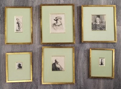 six photos encadrées représentant une femme coiffée d'un chapeau et un homme en costume
