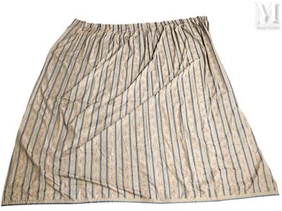 Paire de rideaux en soie brodée à décor de guirlandes de fleurs