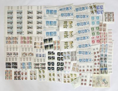 une série de timbres et de tampons sur un fond blanc