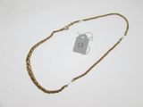 gros plan d'un collier portant une étiquette de prix